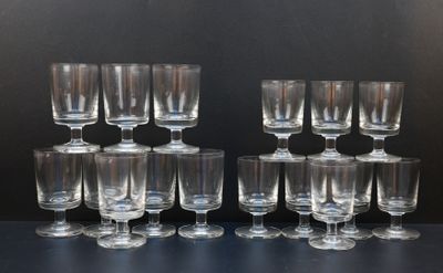 un grand nombre de verres à vin vides posés sur une table