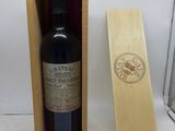 une image représentant une bouteille de vin dans un coffret en bois