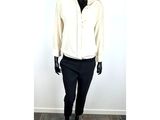 Le mannequin porte une chemise blanche et un pantalon noir.