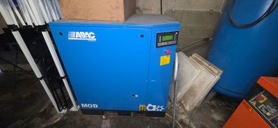 une machine bleue qui se trouve dans une pièce