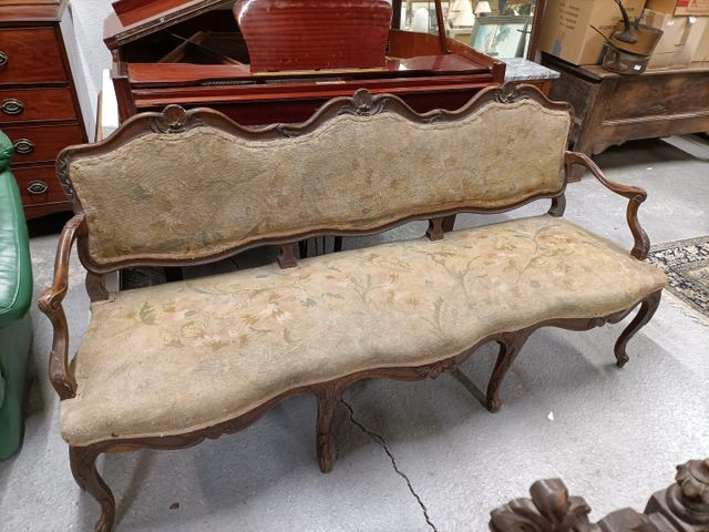Banquette à trois places en bois mouluré et sculpté, dossier à la