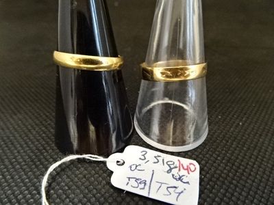 deux vases en verre et une étiquette posés sur une table