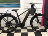 un sol en damier noir et blanc sur lequel se trouve un vélo