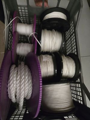 un panier rempli de cordes de toutes sortes