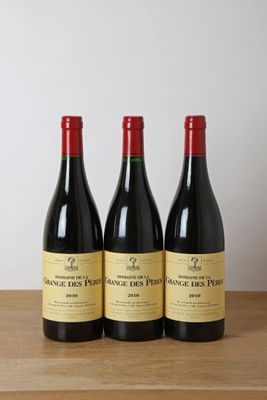 trois bouteilles de vin posées sur une table en bois