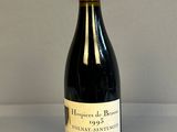 une bouteille de vin posée sur une table