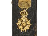 un vieux livre sur lequel repose une médaille