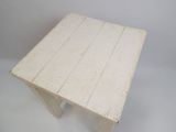 une image représentant une table en bois blanche sur fond blanc