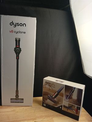 une boîte contenant un Dyson V5 Cyclone posée sur une table
