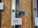 Plusieurs types d'outils sont exposés sur une surface en bois