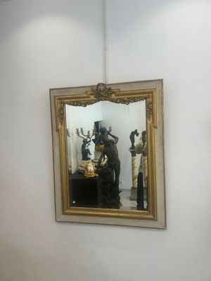 un miroir accroché au mur d'une pièce