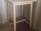 une table blanche avec un plateau en bois dans une pièce