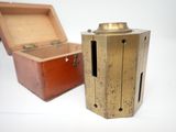 deux petites boîtes en bois posées l'une à côté de l'autre sur une surface blanche