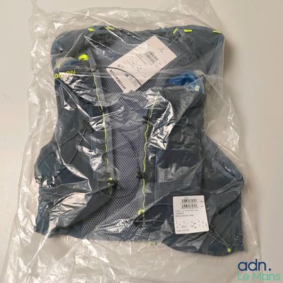 La chemise est emballée dans du plastique et prête à être expédiée.