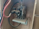 une machine qui se trouve à l'intérieur d'une caisse en bois