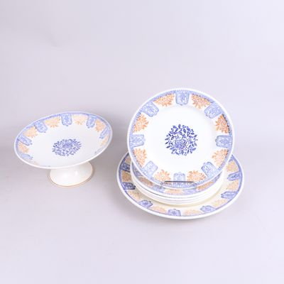 une pile d'assiettes ornées d'un motif bleu et blanc