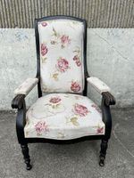 Fauteuil Voltaire en bois, noirci, garniture tissu à décor f…