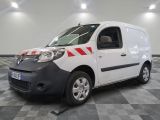 la photo d'une camionnette blanche garée dans une pièce