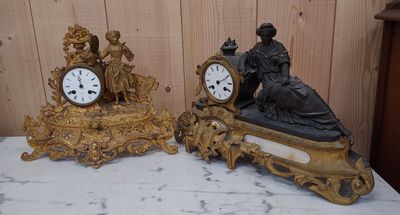 deux horloges posées l'une à côté de l'autre sur une table