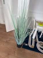 Canapé et fauteuil en tissu gris, table d’appoint en métal l… (photo 6)