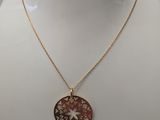 gros plan d'un collier sur un mannequin mannequin mannequin mannequin mannequin mannequin mannequin mannequin mannequin