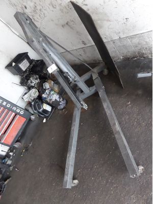vue aérienne d'un garage avec des outils posés par terre