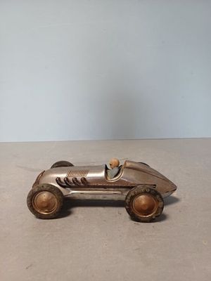 une petite voiture en métal posée sur une table