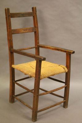 fauteuil rustique, à dossier à bandeaux et assise paillée.