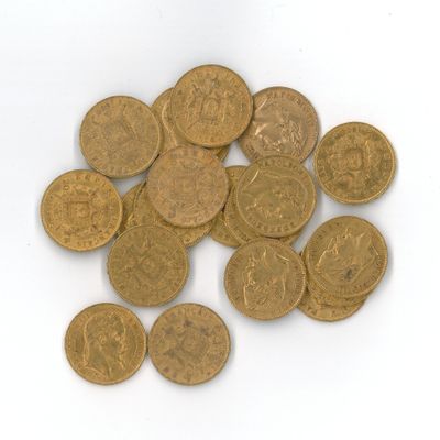 une pile de pièces d'or posée sur une surface blanche