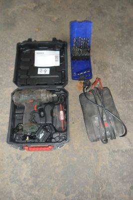 une trousse à outils posée sur le sol
