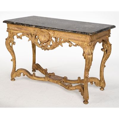 une table avec un plateau en marbre orné de motifs dorés