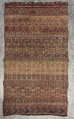 un vieux tapis orné d'un motif marron et marron