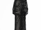 une bouteille de vin posée sur une table