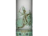 un vase en verre sur lequel est représentée une femme
