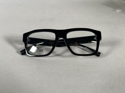 une paire de lunettes posée sur une table