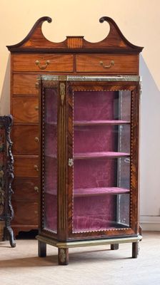 VITRINEde style Louis XVI ouvrant par une porte vitrée sommé…