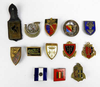 plusieurs types de badges sont disposés sur une surface blanche