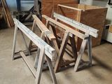 plusieurs pièces de bois sont empilées dans une pièce