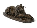 statue en bronze représentant un chien allongé sur une planche de surf, sur fond blanc