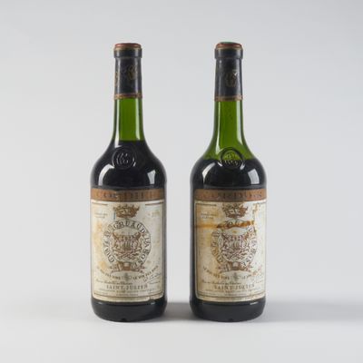 deux bouteilles de vin posées l'une à côté de l'autre sur une surface blanche