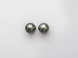 une paire de perles noires sur un fond blanc