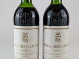 deux bouteilles de vin posées l'une à côté de l'autre sur une table