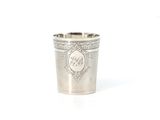 une coupe en argent ornée d'un motif sur un fond blanc
