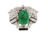 une bague en émeraude et diamant