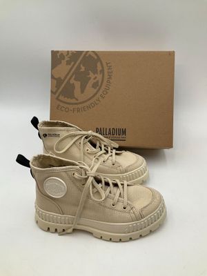 Les chaussures des enfants sont beiges et ont des lacets noirs.
