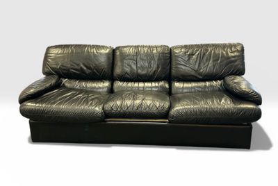 Ensemble de salon comprenant un canapé trois places et deux …