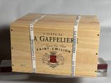 une boîte en bois portant une étiquette