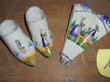 une paire de chaussures posée sur une table