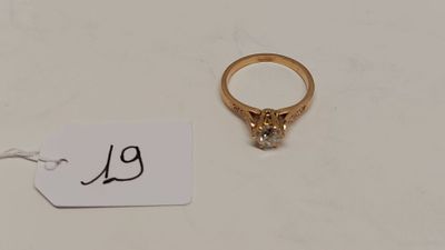 Gros plan sur une bague en or ornée d'un diamant