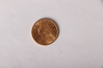 gros plan d'une pièce de monnaie sur une surface blanche